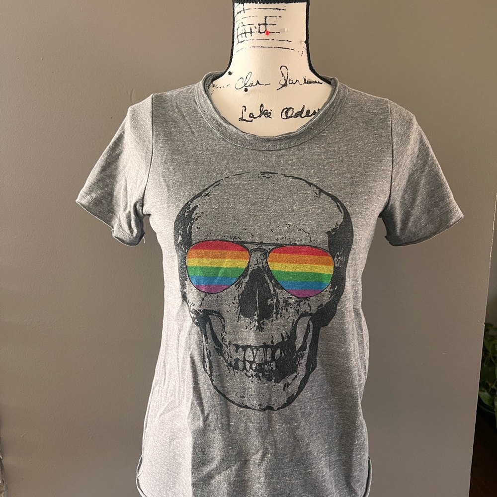 CHASER Skull 💀 with Rainbow Sun Glasses Graphic Gray Tee - Size XS